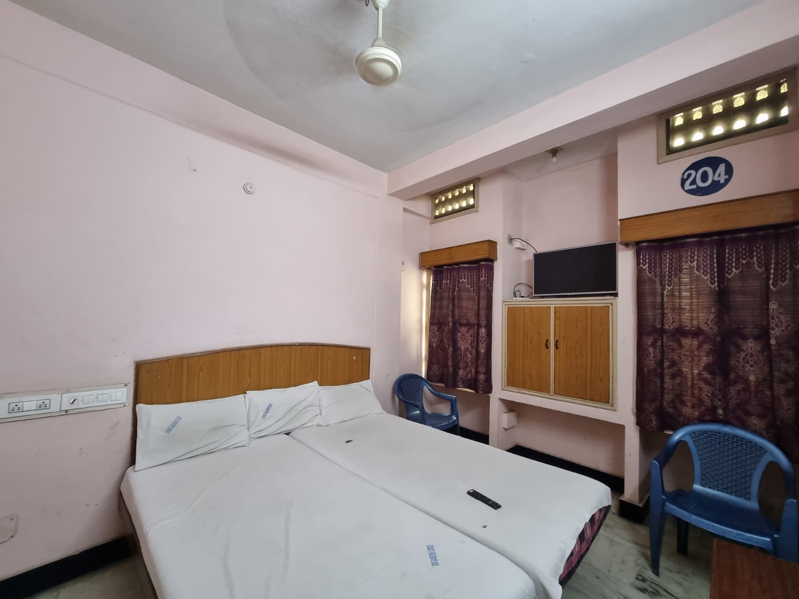 Hotel Sri Ganesh Lodge - Tap to explore photos