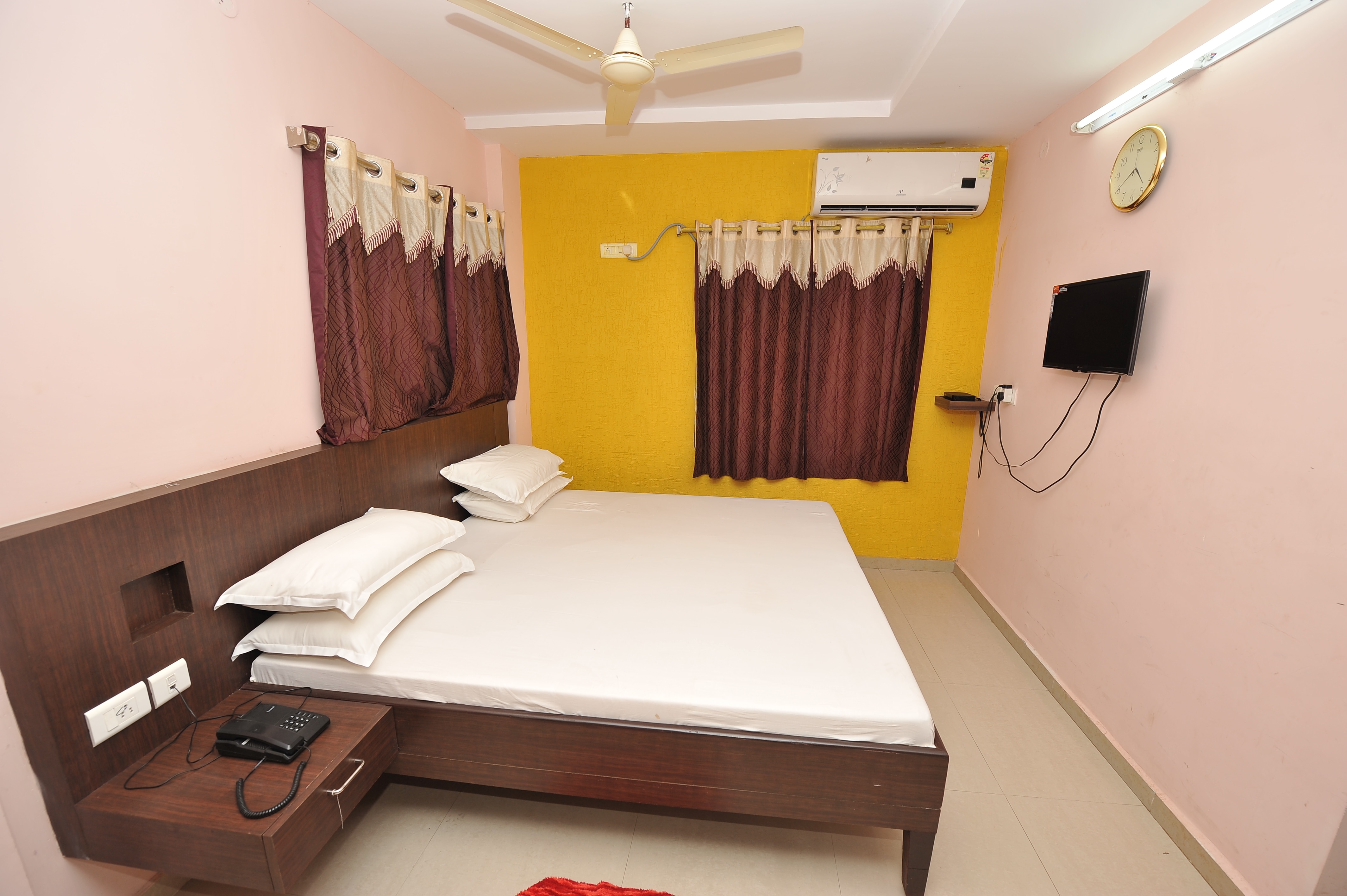 SHREE LAKSHMI GUEST HOUSE - Tap to explore photos