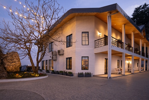 LohonoStays Airyland 5 Bedroom