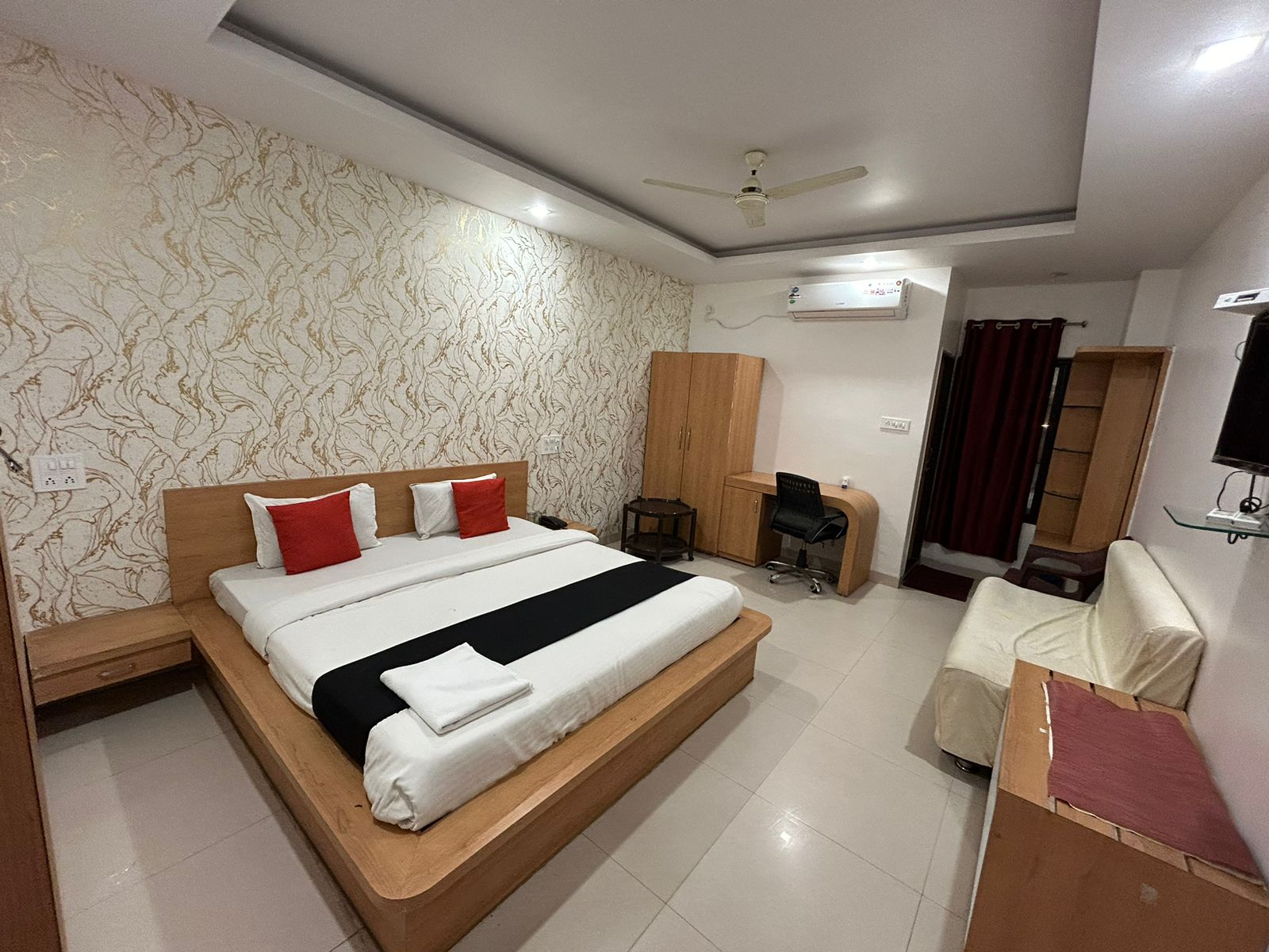 M/S Hotel Tawa Plaza - Tap to explore photos