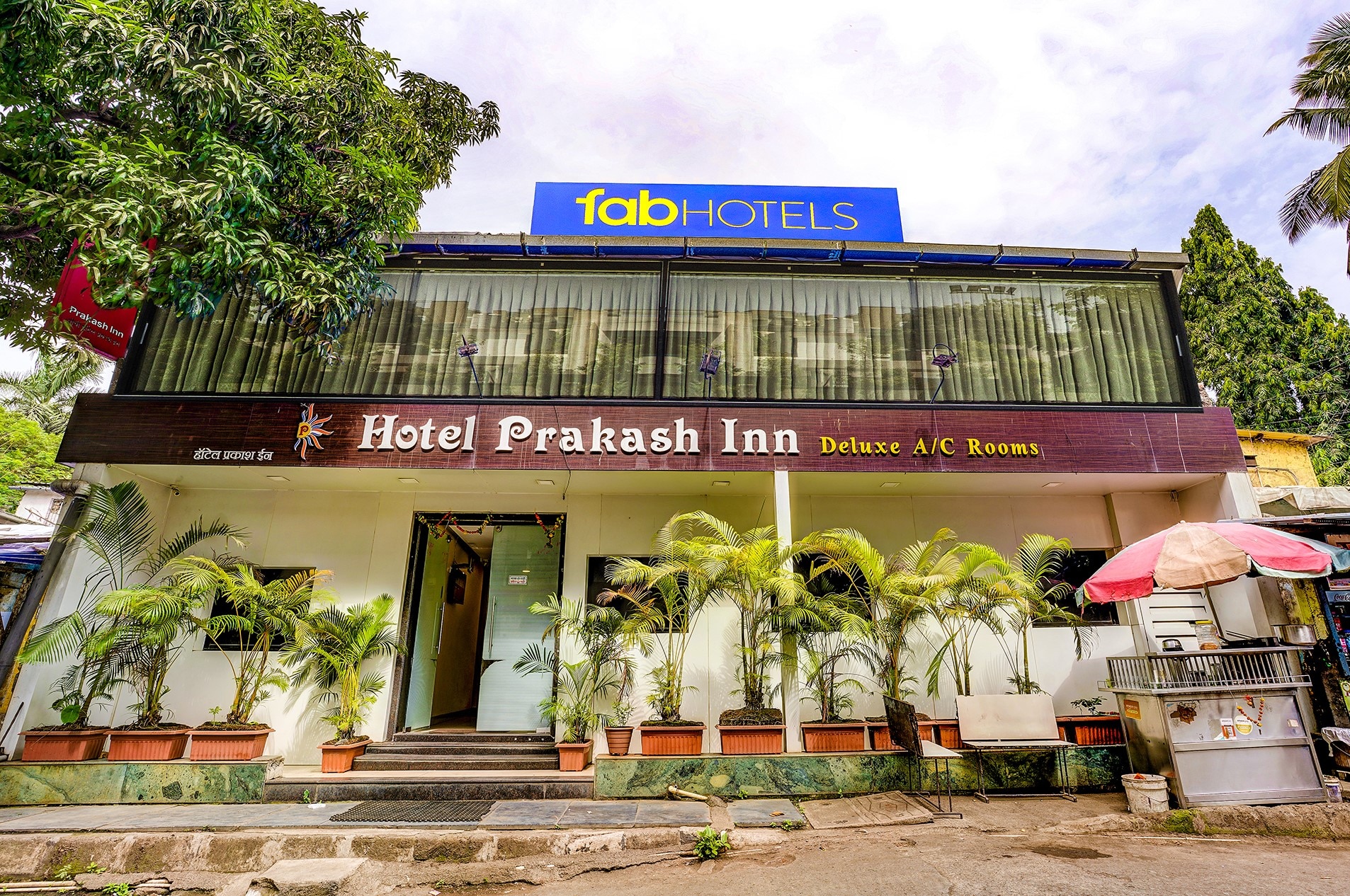 FabExpress Prakash Inn - Nr. Mumbai International Airport - Tap to explore photos