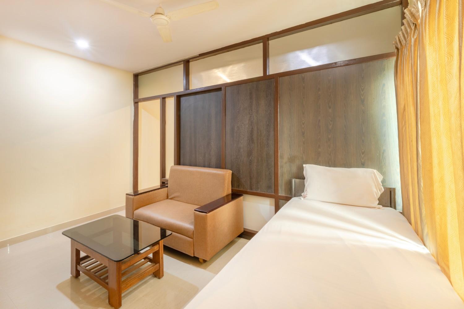 IROOMZ Eco - HOTEL BIG BOSS - Tap to explore photos
