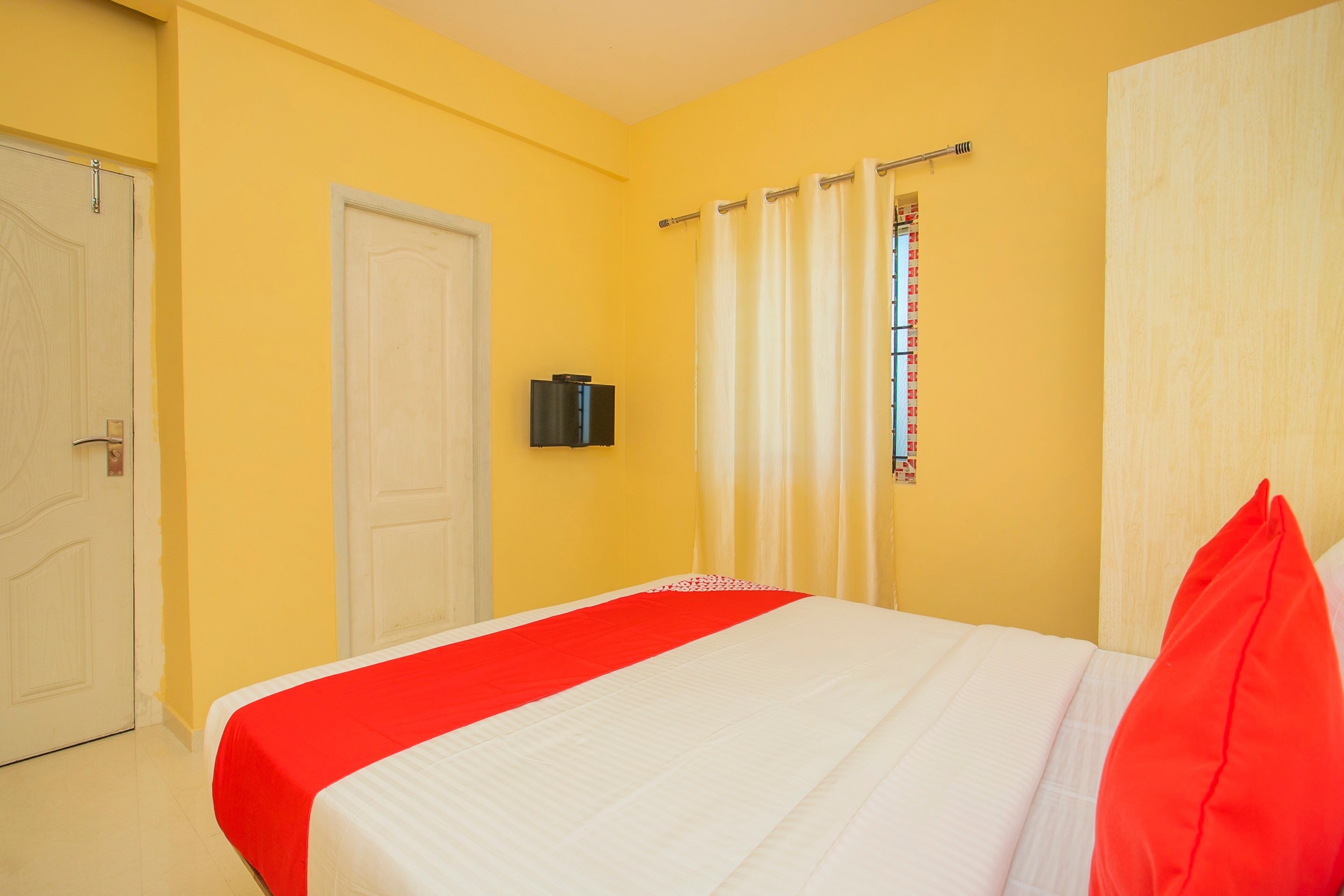 Hotel O Varcity Emerald Near Ragigudda Sri Prasanna Anjaneyaswamy Temple - Tap to explore photos