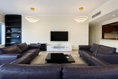 ELIVAAS Curated 3BR with Marina Skyline Views, Near Mall & Met, Dubai
