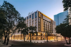 Fairmont Hanoi, Van Lam