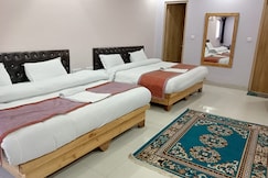 Bhimtal Lake Breeze: 50 meters from Bhimtal lake, Bhimtal