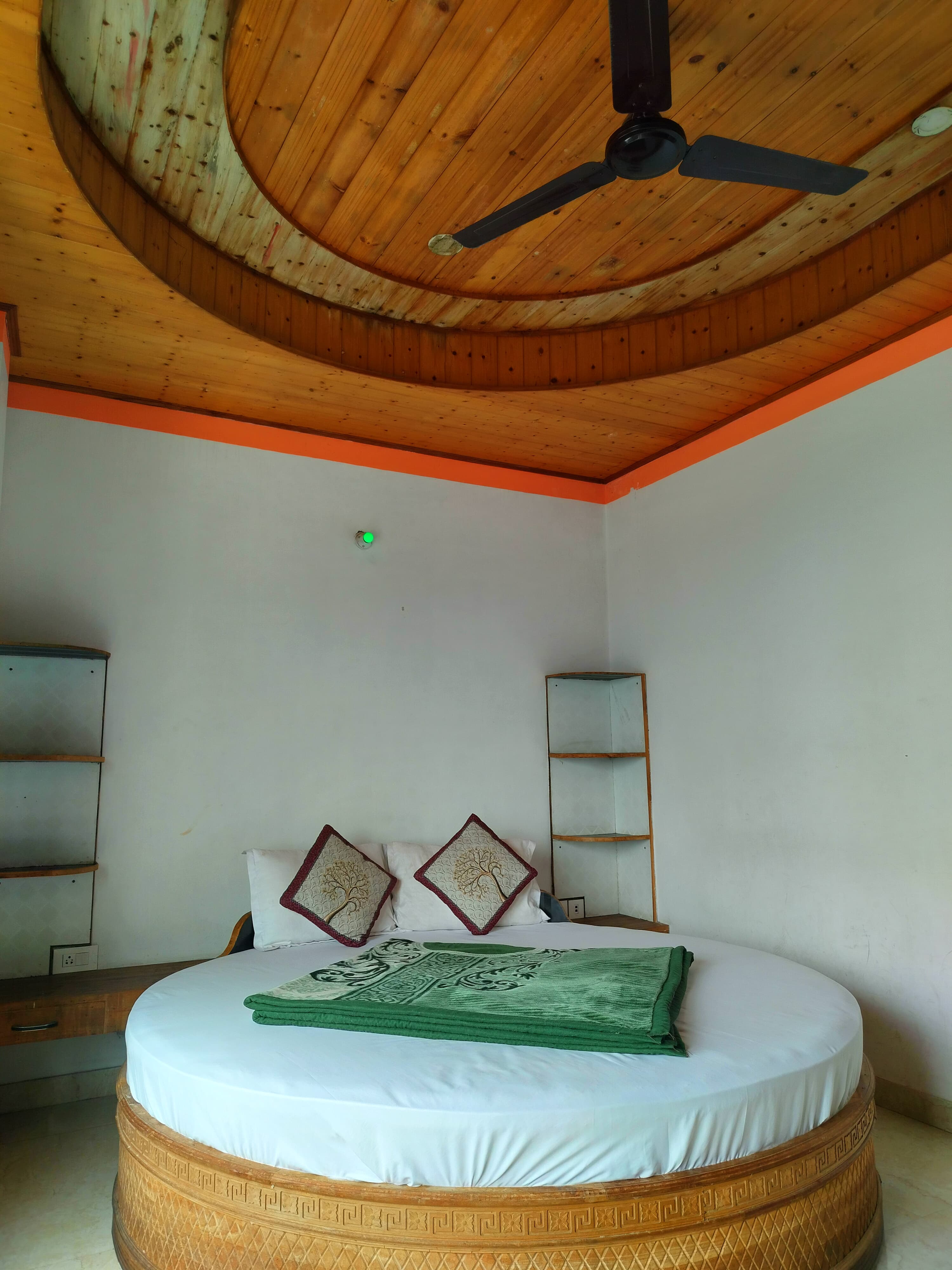 Hotel Kingsway Near Mall Road - Tap to explore photos