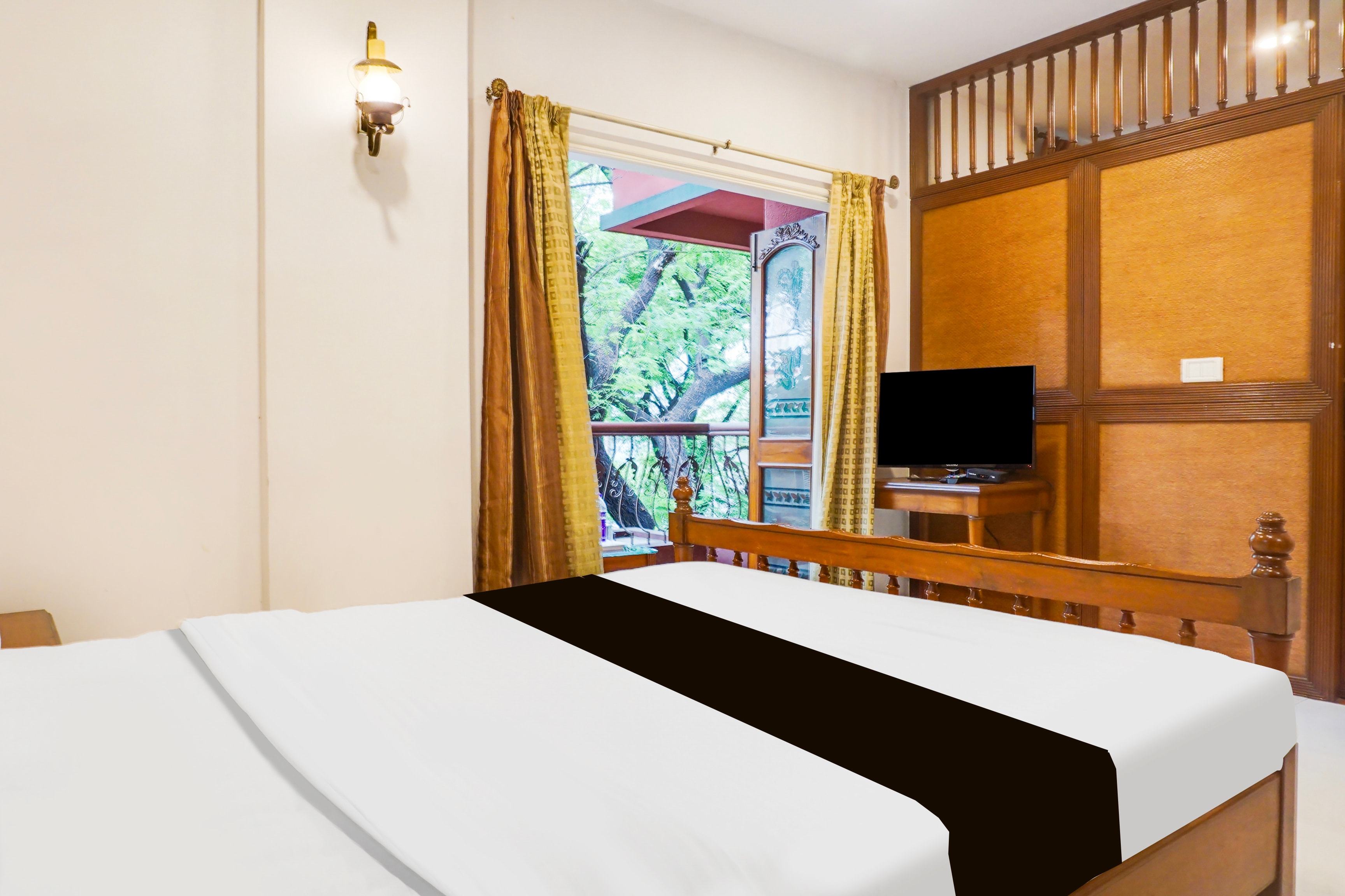 Super Townhouse Oak Prabhat Road - Tap to explore photos