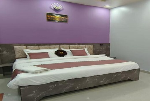 FabHotel Moonlit