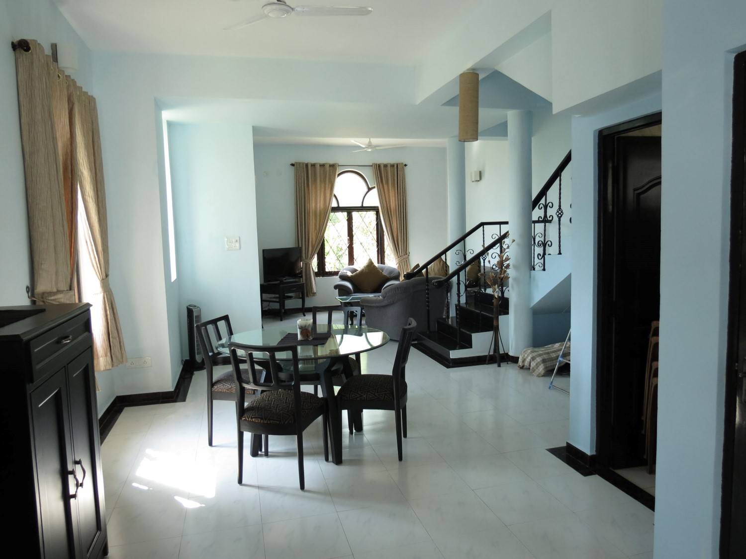 Spacious Comfortable Serviced Villa Central Arpora Sleeps & WiFi - Tap to explore photos