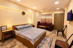 Chic & Spacious Studio Heart of Bandra W WiFi- 2, Mumbai