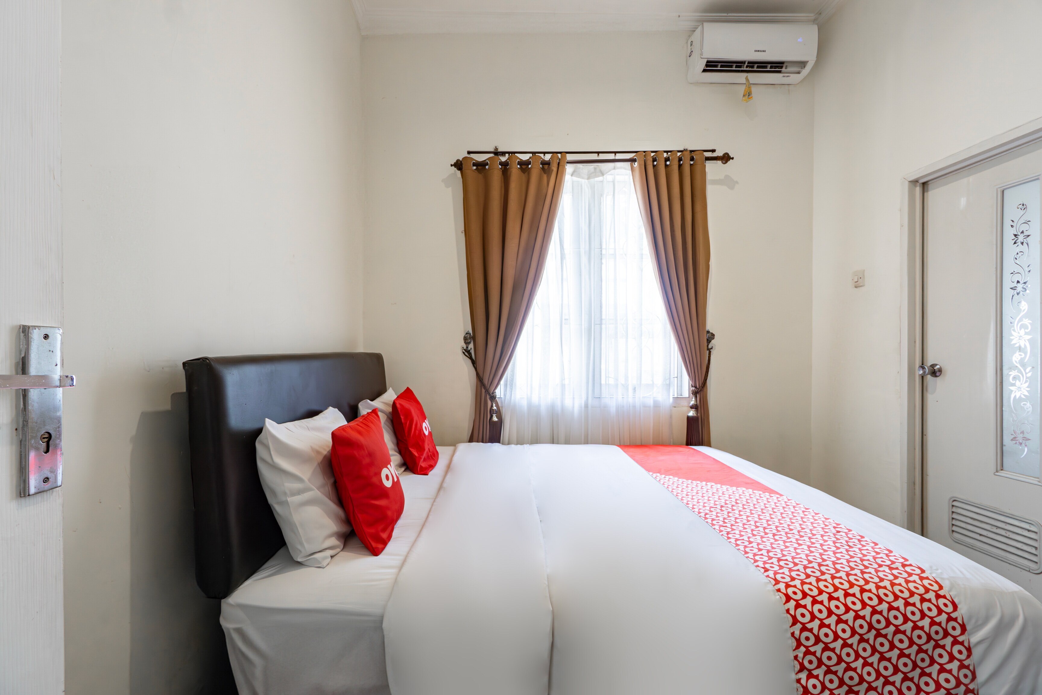 OYO 93710 Bidara Guest House Syariah - Tap to explore photos