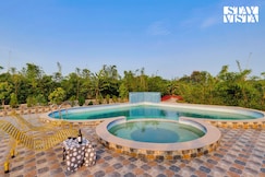StayVista at Green Embrace - Swimming Pool, Rainshower, Terrace & Lawn, Katol