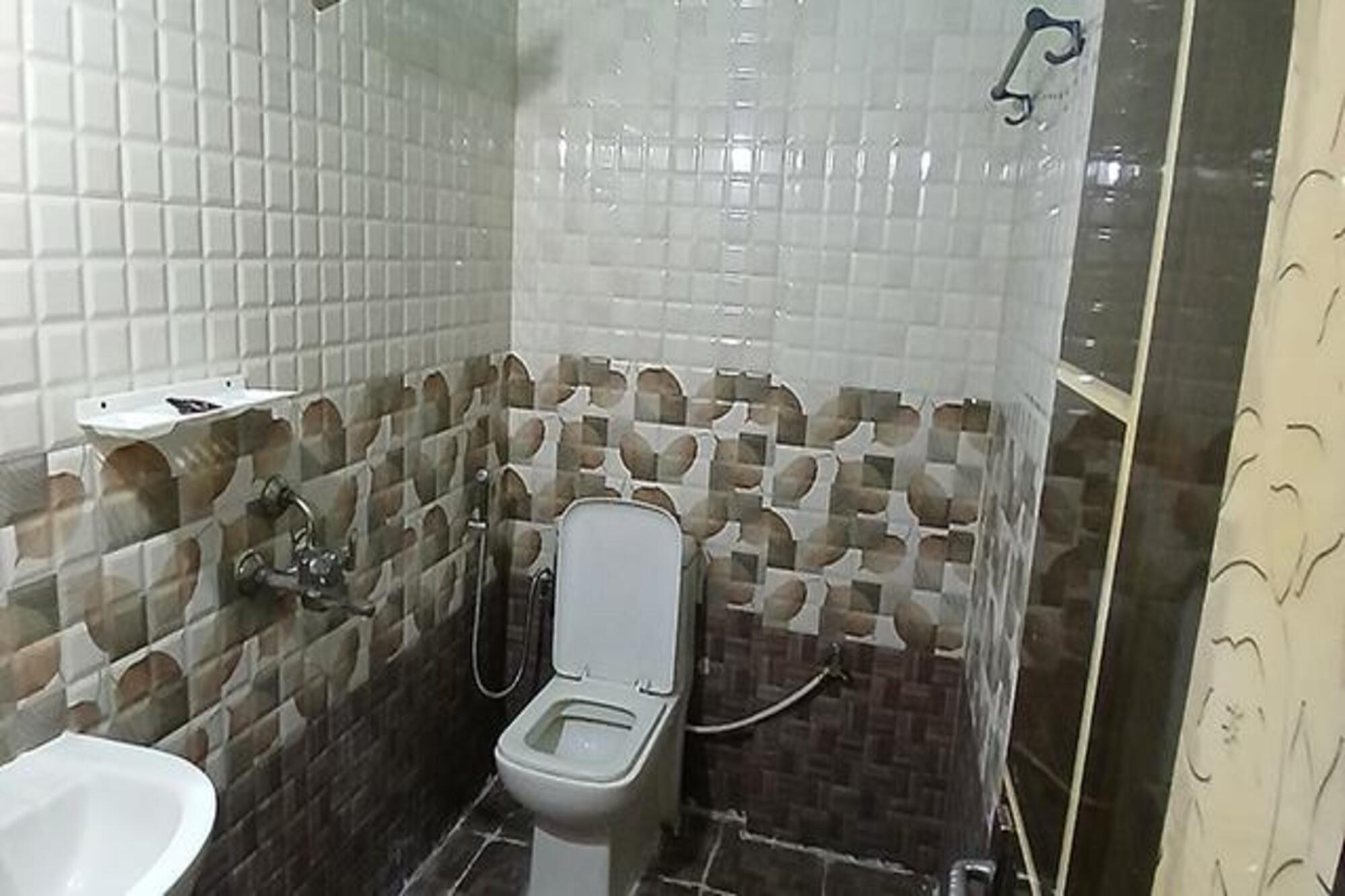 FabHotel Emara Inn - Tap to explore photos