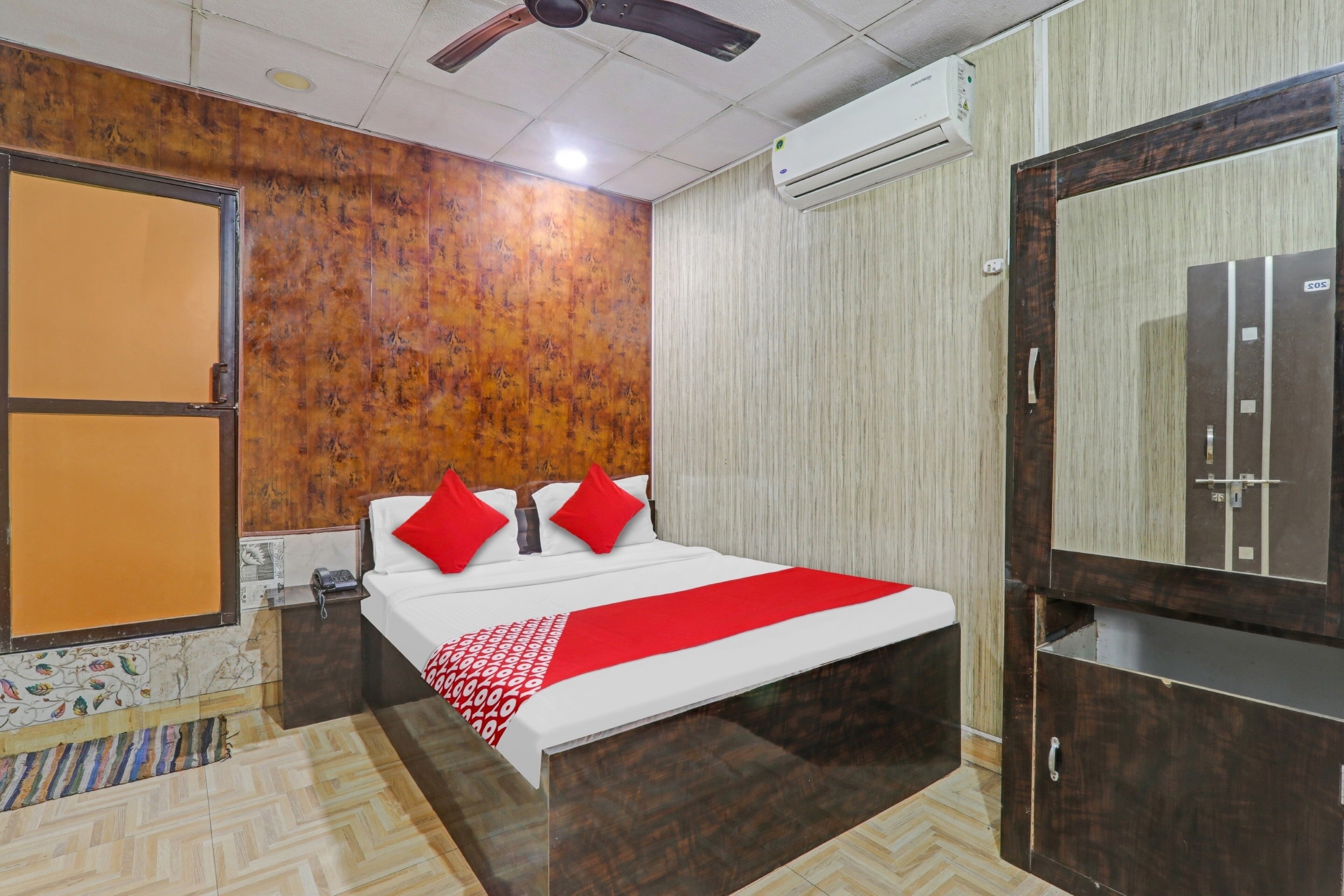 Hotel New Geetanjali - Tap to explore photos