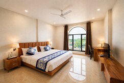 Hotel Golden Retreat - At Anand Railway Station, Anand