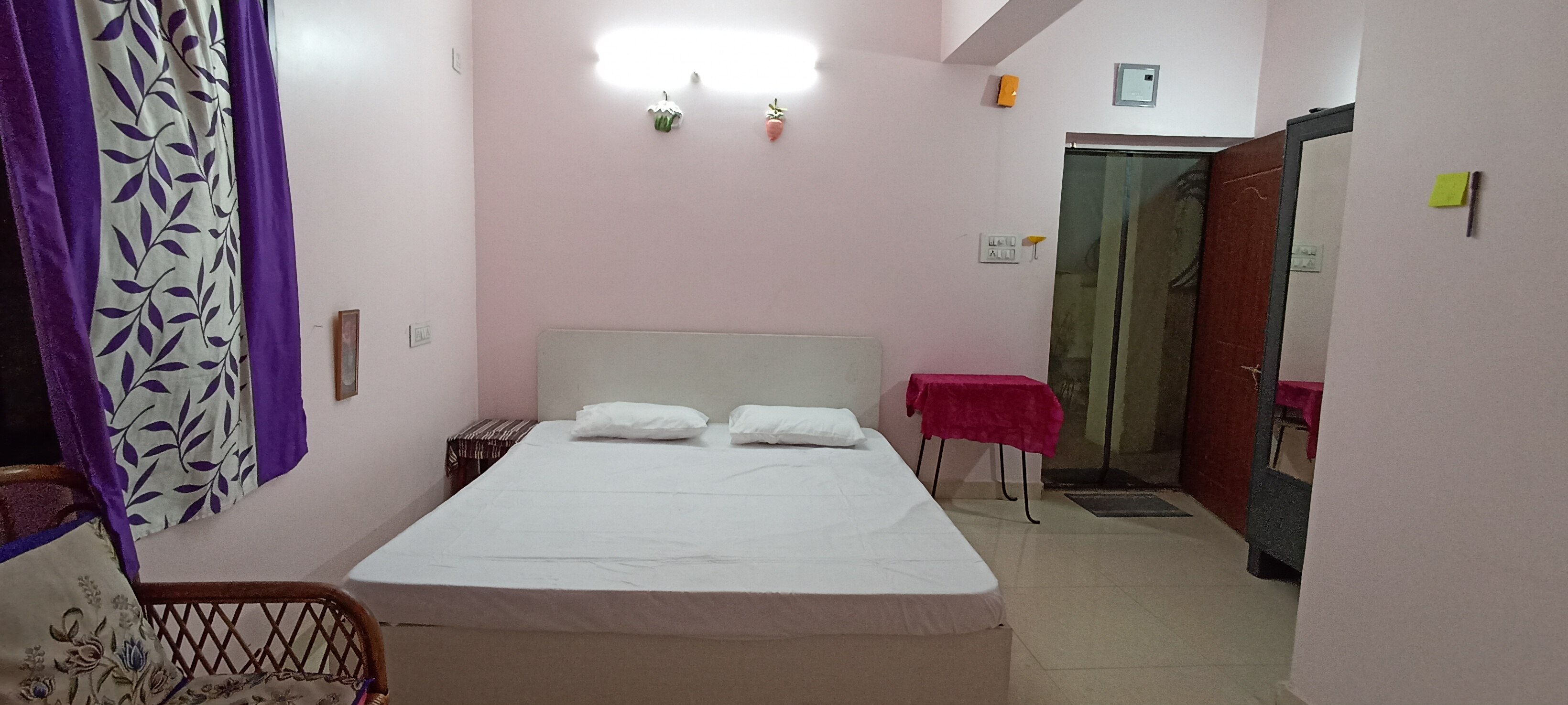 Room in Banjara Hills - Tap to explore photos