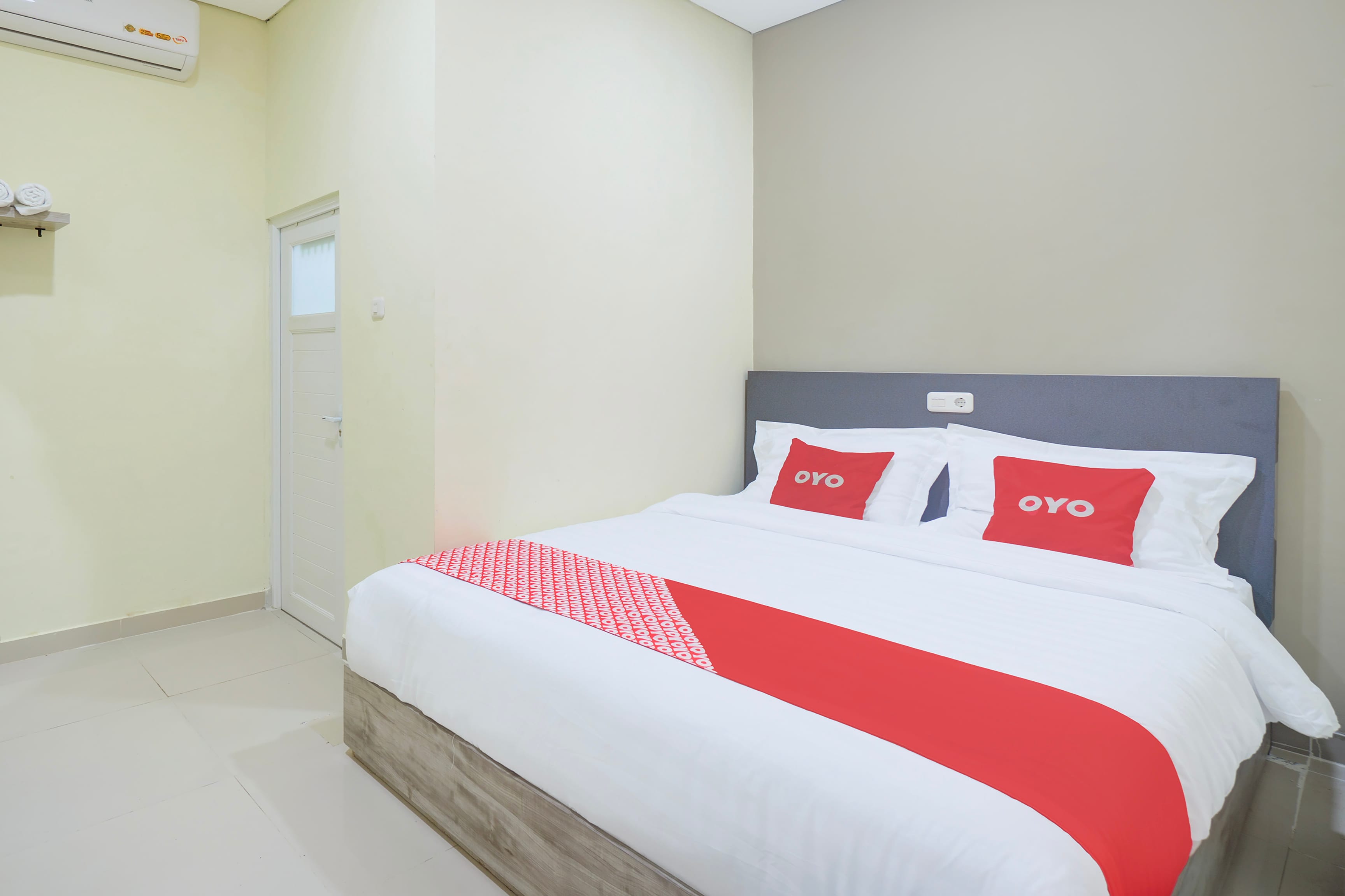 OYO 94494 Krekot Residence Pasar Baru - Tap to explore photos