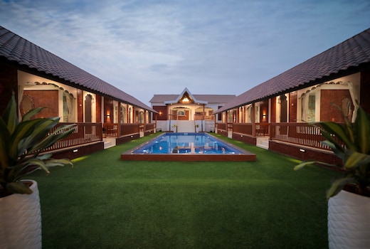 Monarch The Royal Retreat | Rooms & Pool