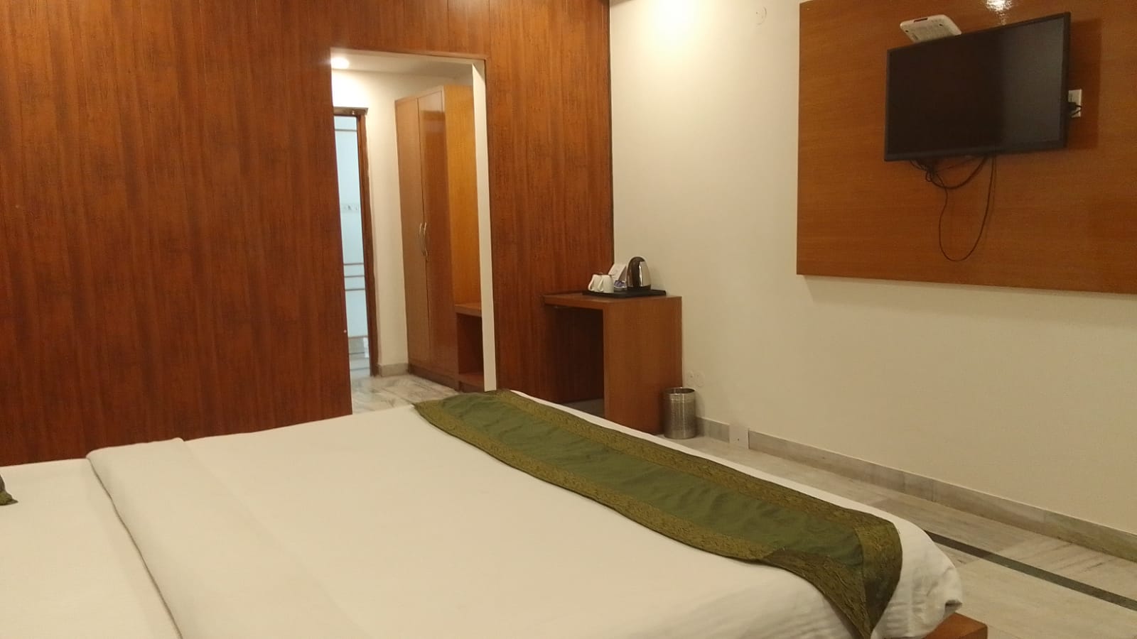 Hotel Grand Chinar - Tap to explore photos
