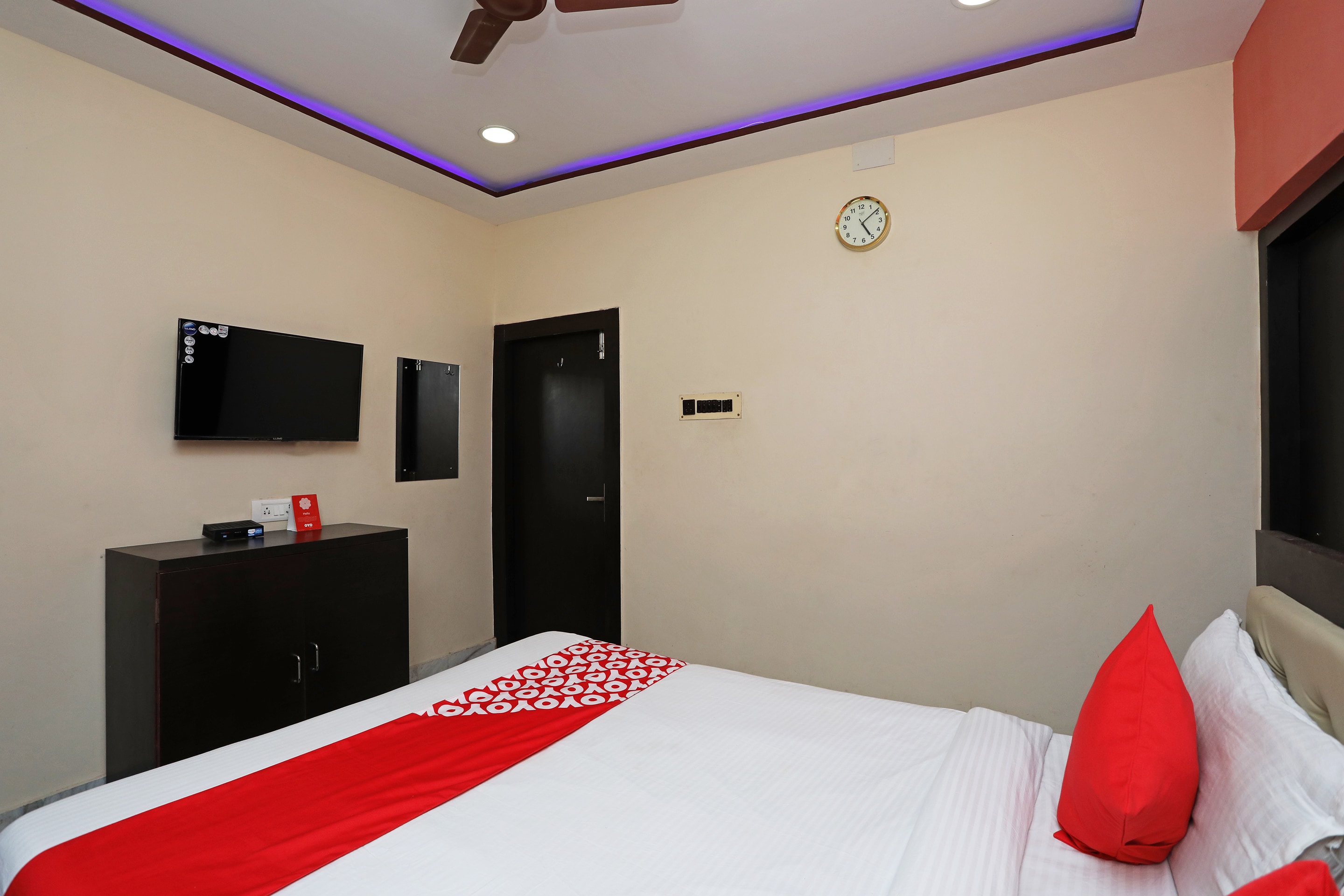Hotel O Chinar - Tap to explore photos