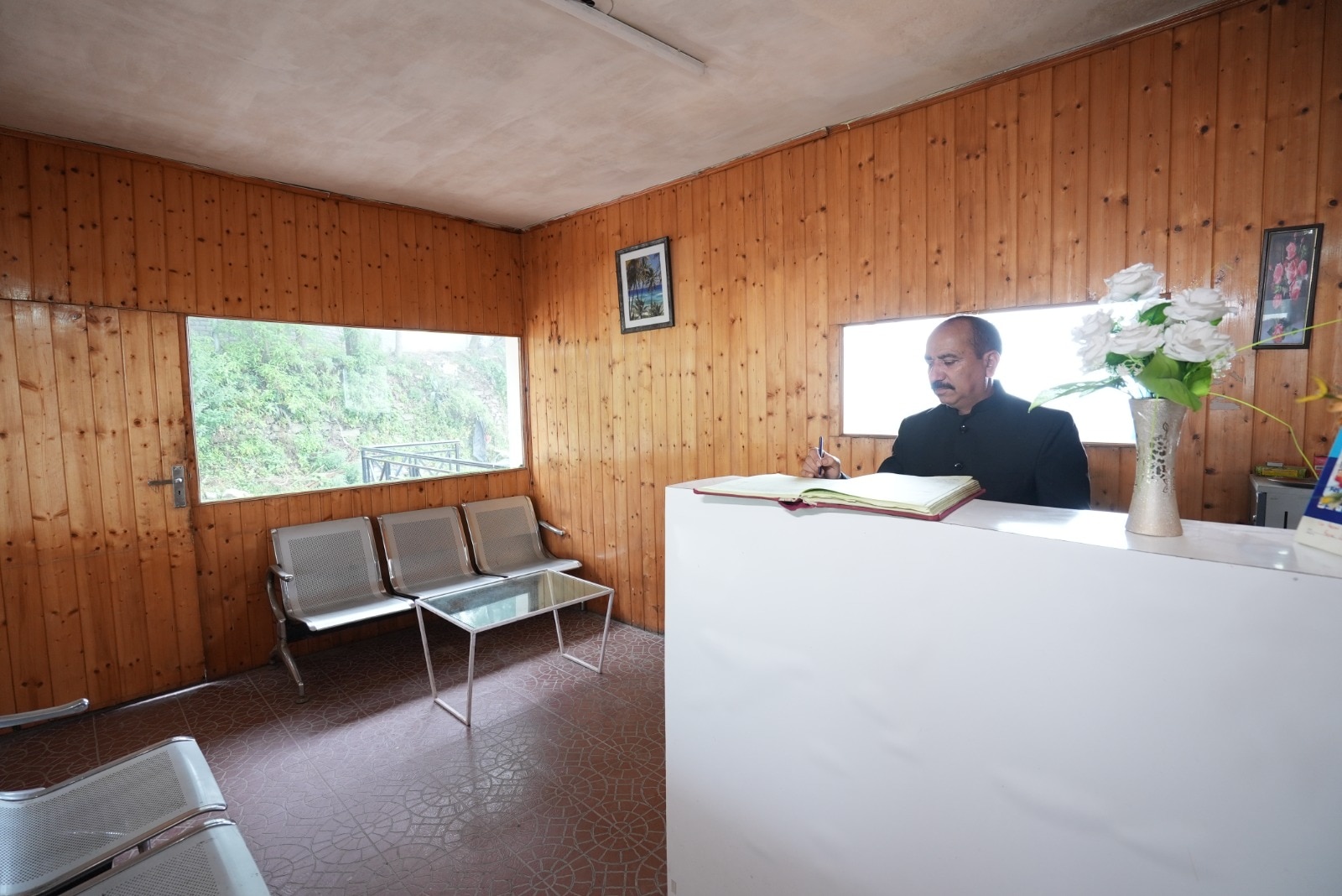 Hotel Royal Suites kasauli - Tap to explore photos