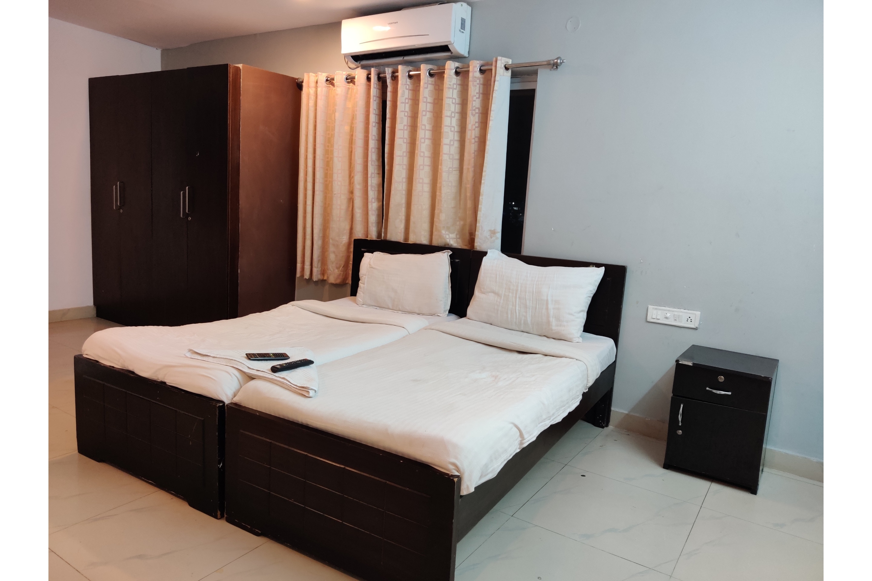 Super Collection O Jubilee Banjara Suites - Tap to explore photos