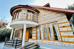 Shashwat Villa Retreat 3BR duplex cottage By Homeyhuts, Manali