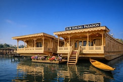 Young Pasadon Houseboat, Srinagar