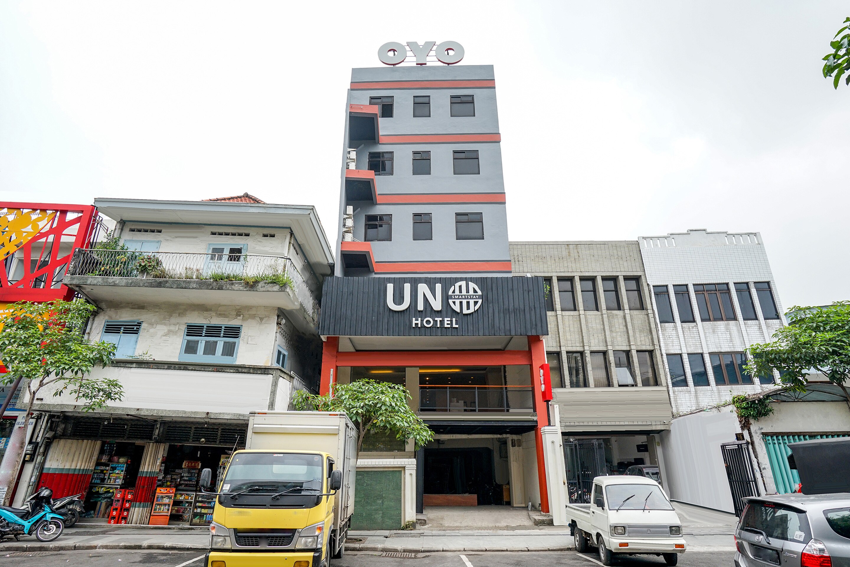 Hotel O Genteng Near Genteng Market Formerly Uno Hotel - Tap to explore photos