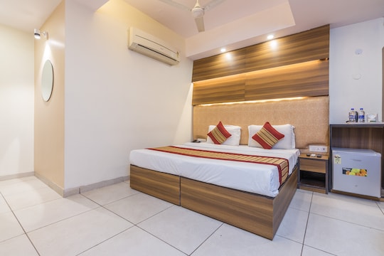 //imgak.mmtcdn.com/pwa_v3/pwa_hotel_assets/default.jpg