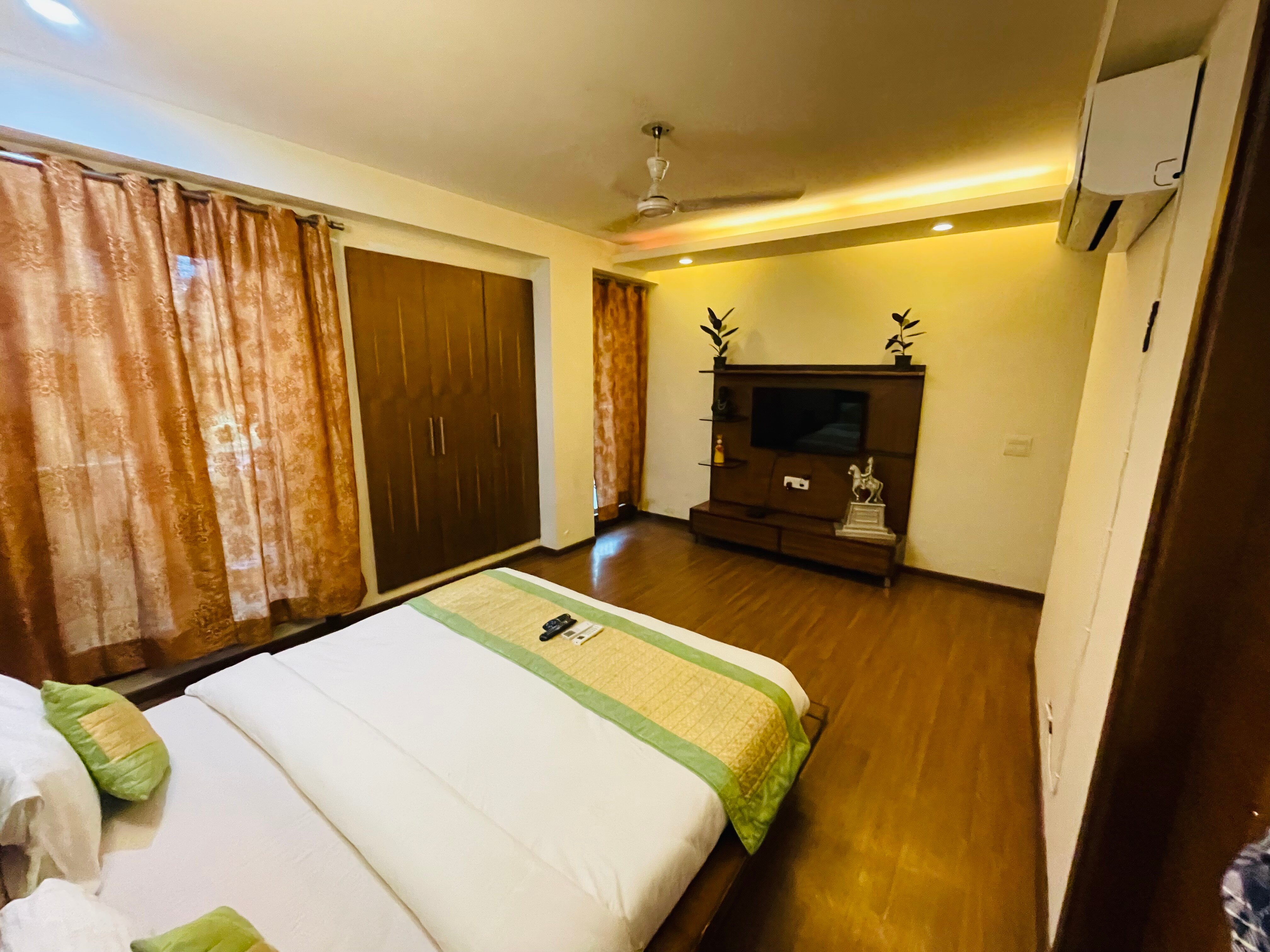 Fortune Home Service Apartment 4Bhk J191 Saket - Tap to explore photos