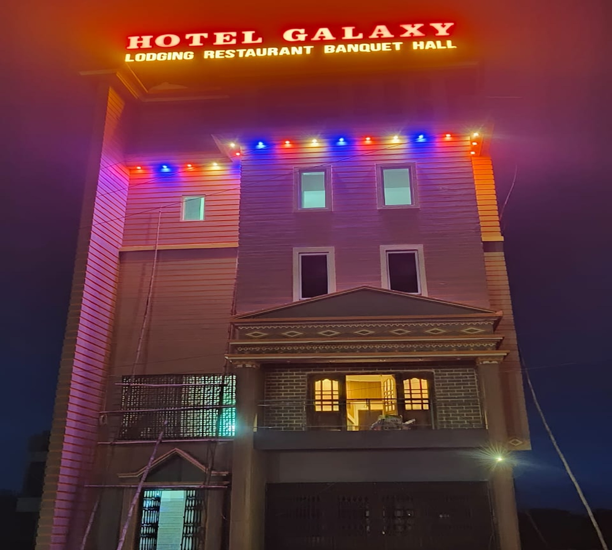 Hotel Galaxy - Tap to explore photos