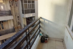 Mavi stays, Vrindavan