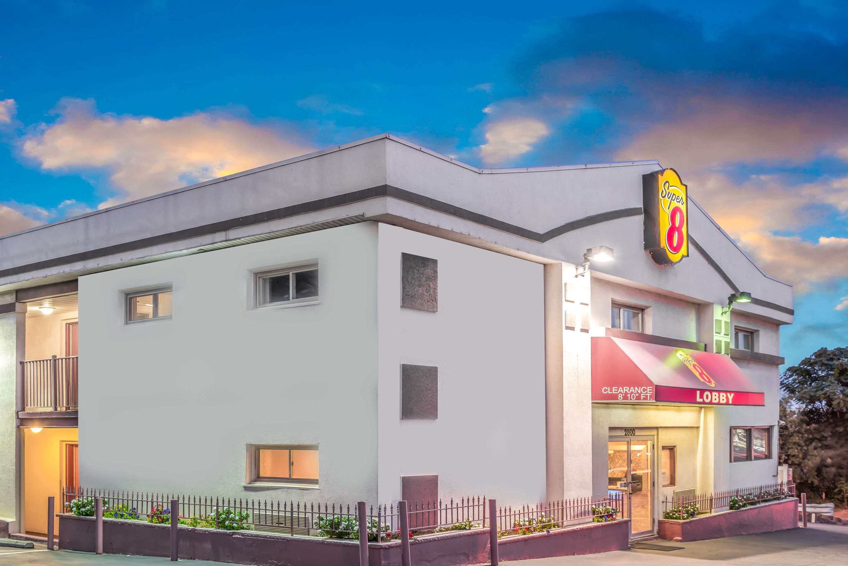 Super 8 by Wyndham North Bergen NJ/NYC Area - Tap to explore photos