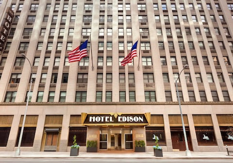 Hotel Edison guest area