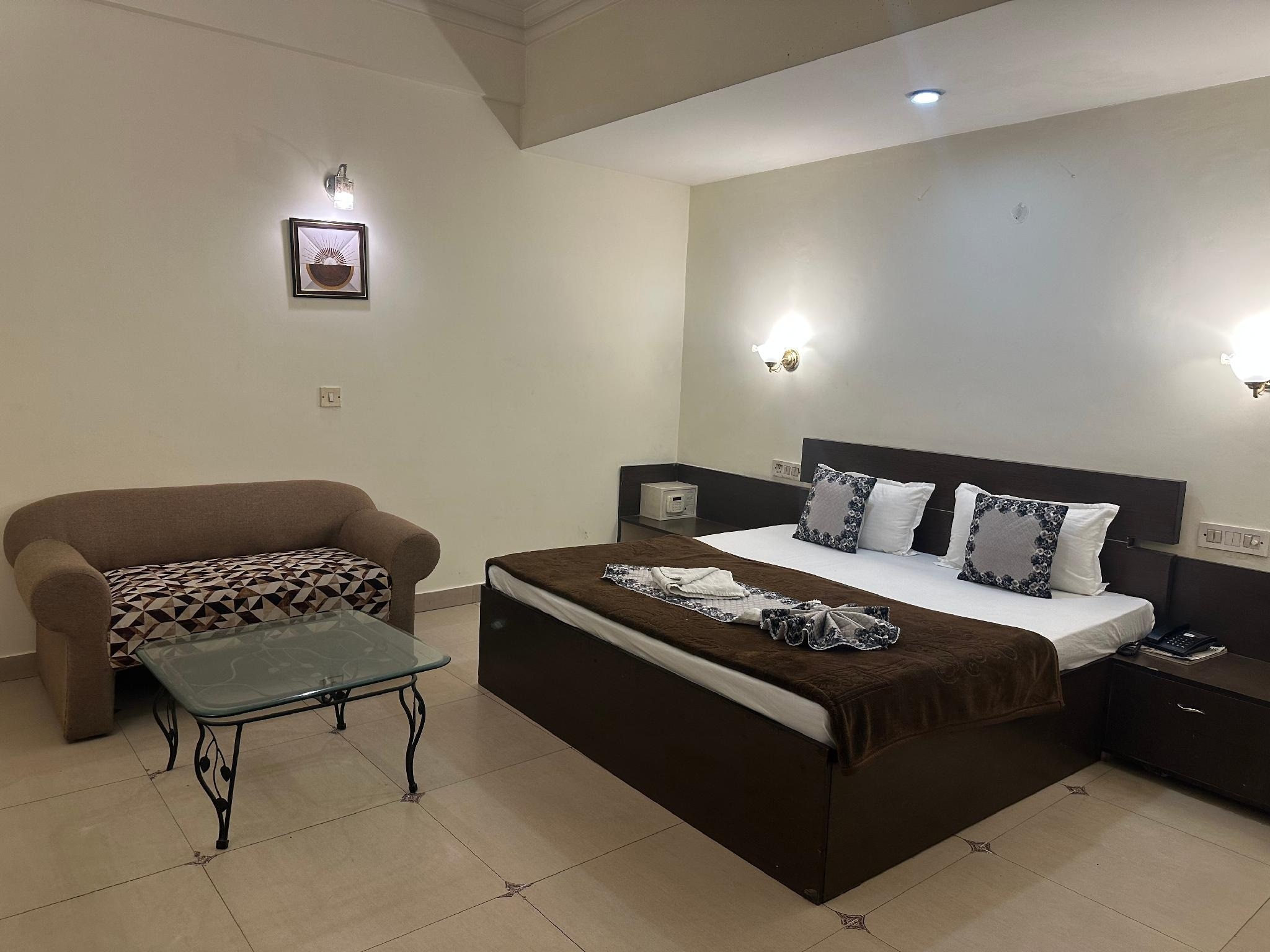 Hotel The Taksonz (opposite railway station Ludhiana) - Tap to explore photos