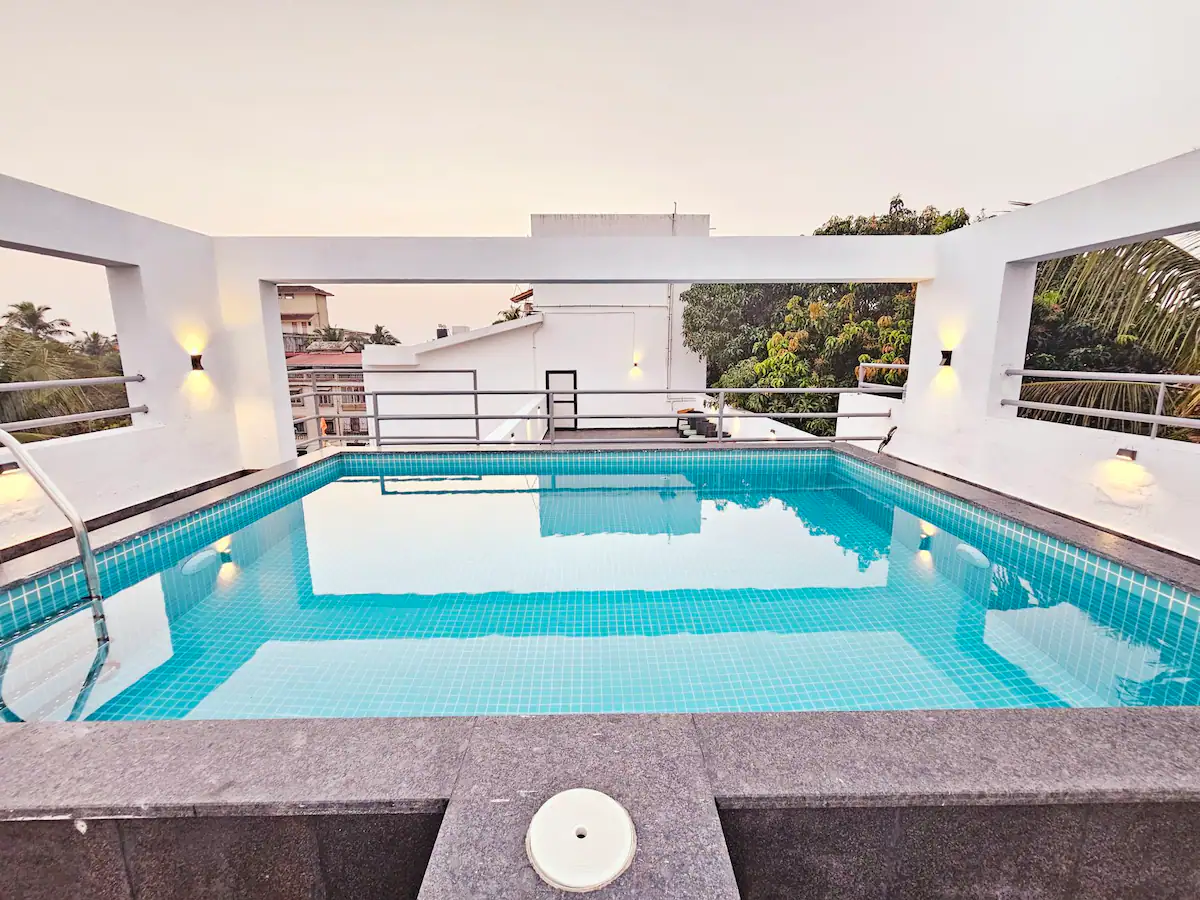 2BR chic Apartment with Pool, Near Neo Majestic, Goa