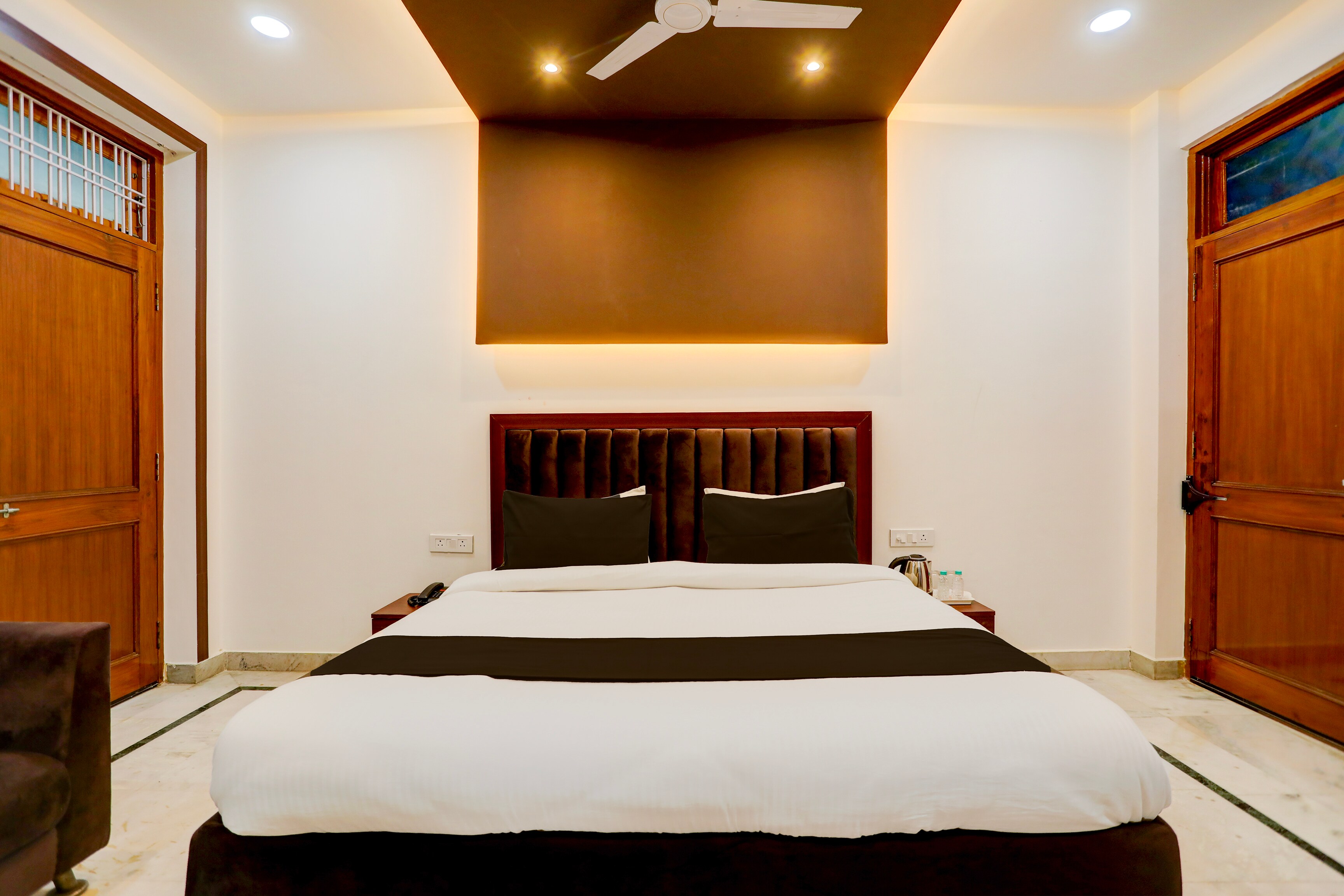 Hotel O Kashi Inn - Tap to explore photos