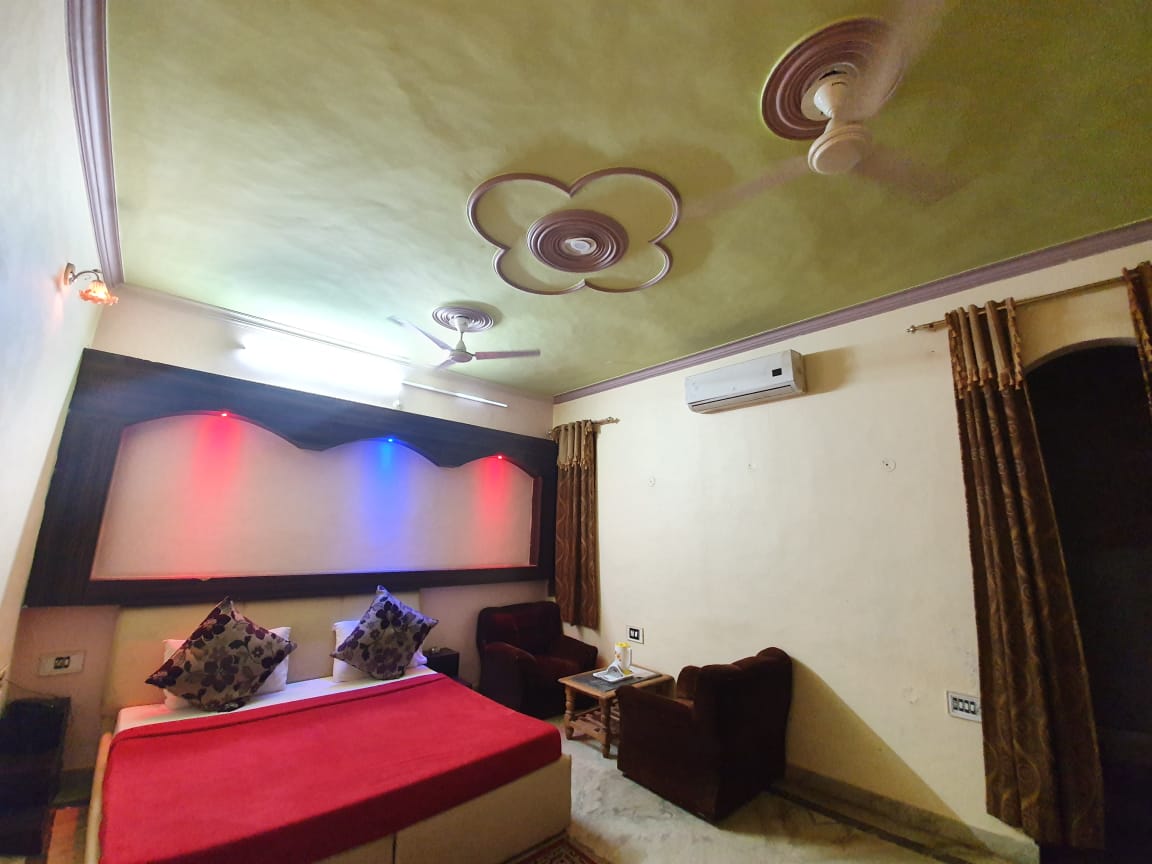 R Utsav Homestay - Tap to explore photos