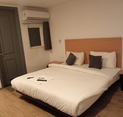Deluxe Room with wifi & Parking