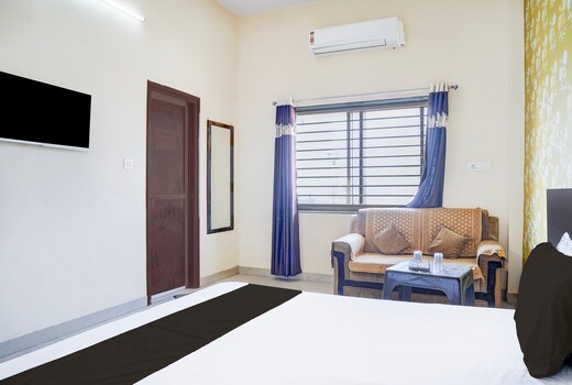 Hotel O M N Palace