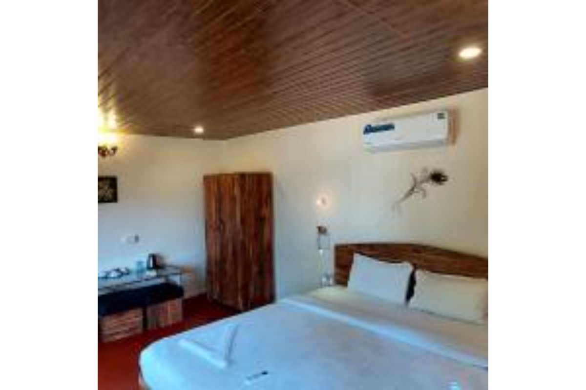Ourem Palace Luxury Beach Huts - Tap to explore photos
