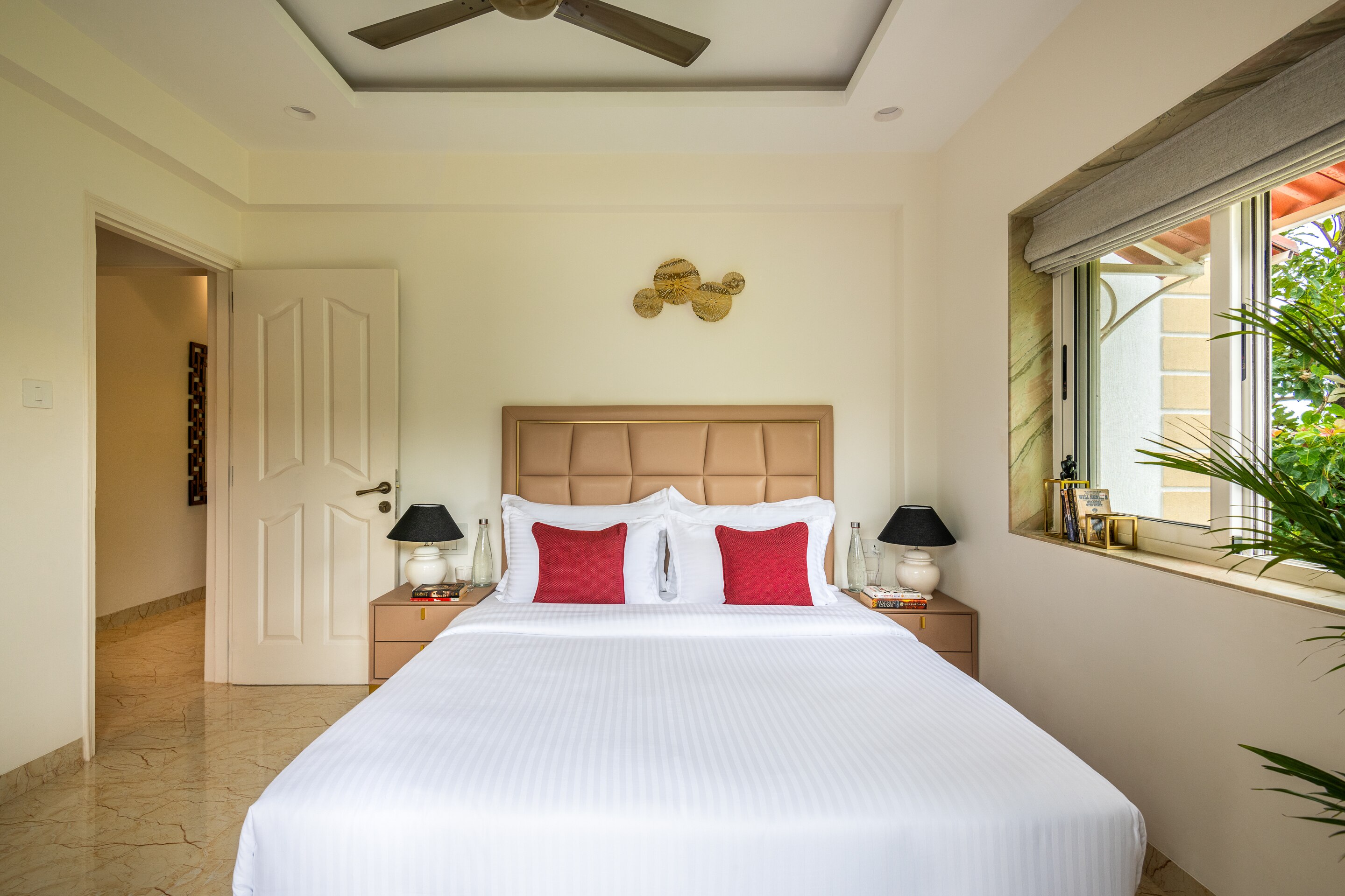 Modern 1BHK with Pool in Candolim - Tap to explore photos