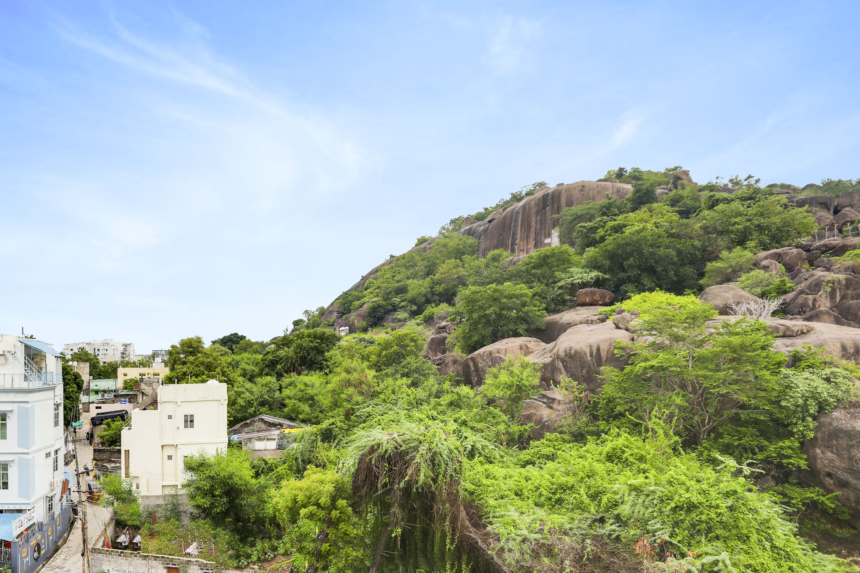 Hotel O LAHARI LUXURY ROOMS - Tap to explore photos