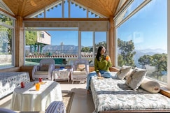 StayVista at Treehouse @ Villa Mountain Crest W/ Outdoor Pool, Solan