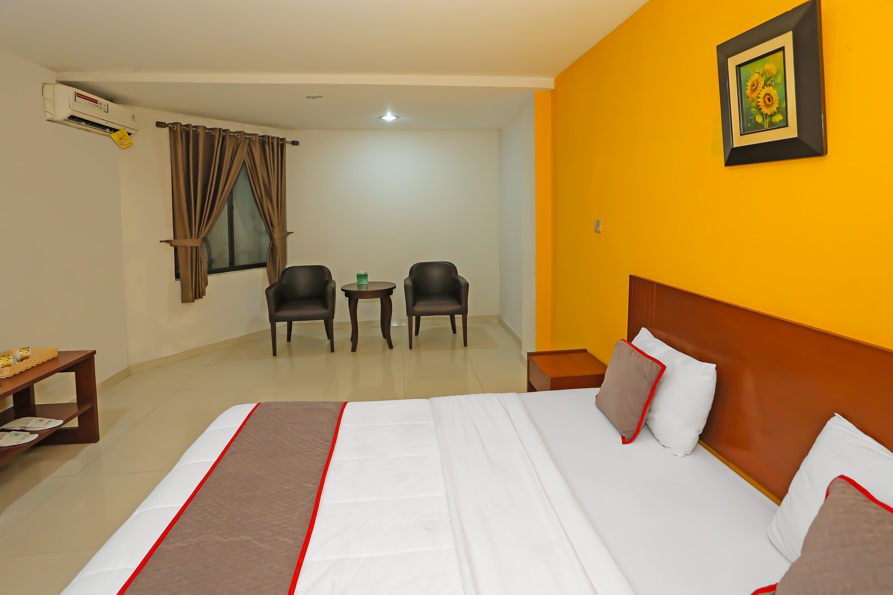 Townhouse OAK Hotel Fiducia Pasar Minggu - Tap to explore photos