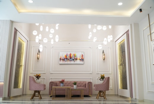 Nimantrana Luxury Suites with Pool  | 5 mins Walk from Sector 75 Metro 