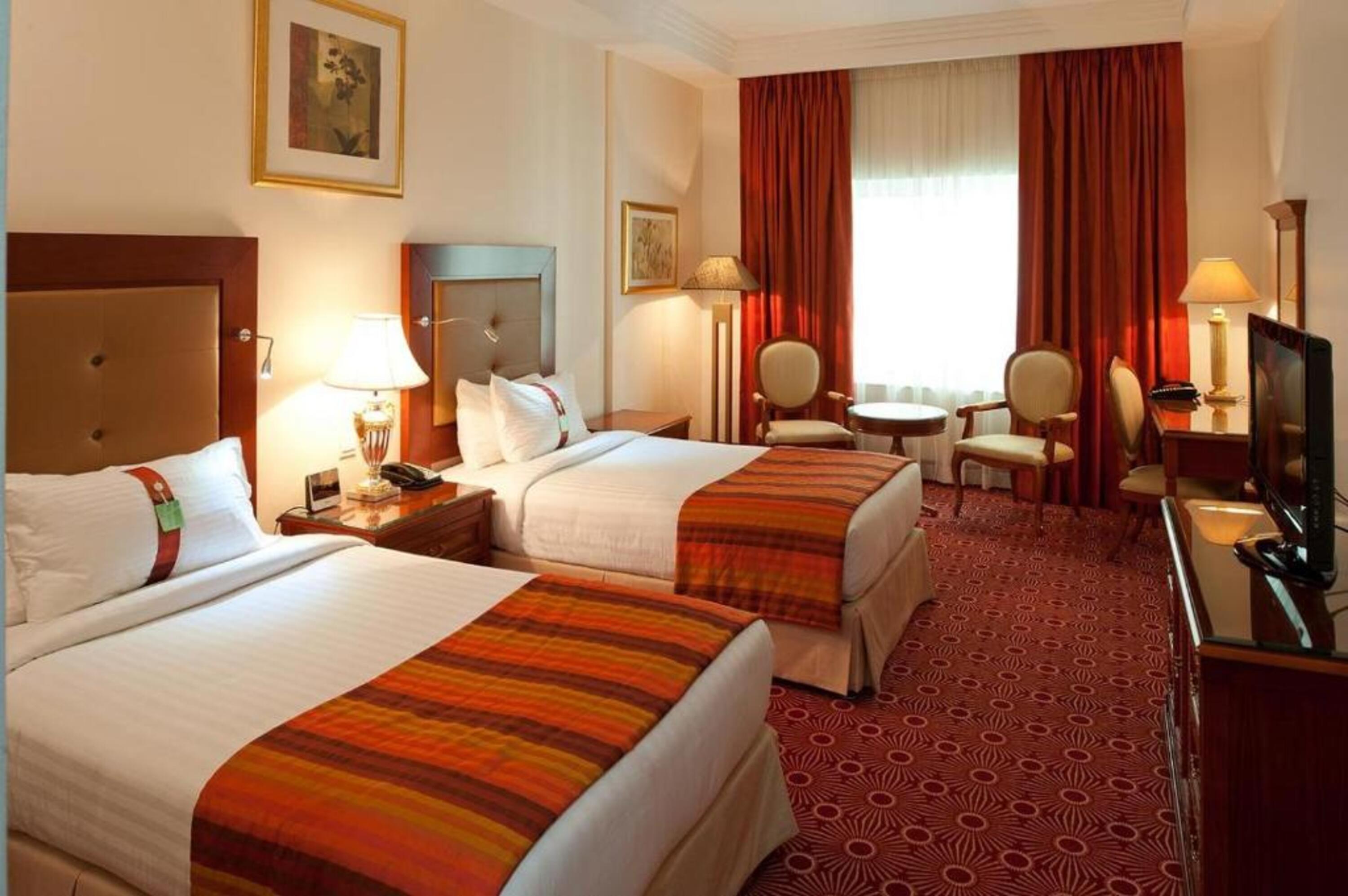 Sunday Hotel Holiday international Dubai - Tap to explore photos