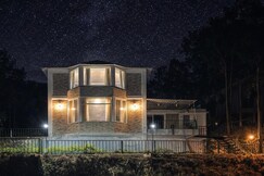 Lans Bliss Villa 2BR Mountain Views by Homeyhuts, Lansdowne